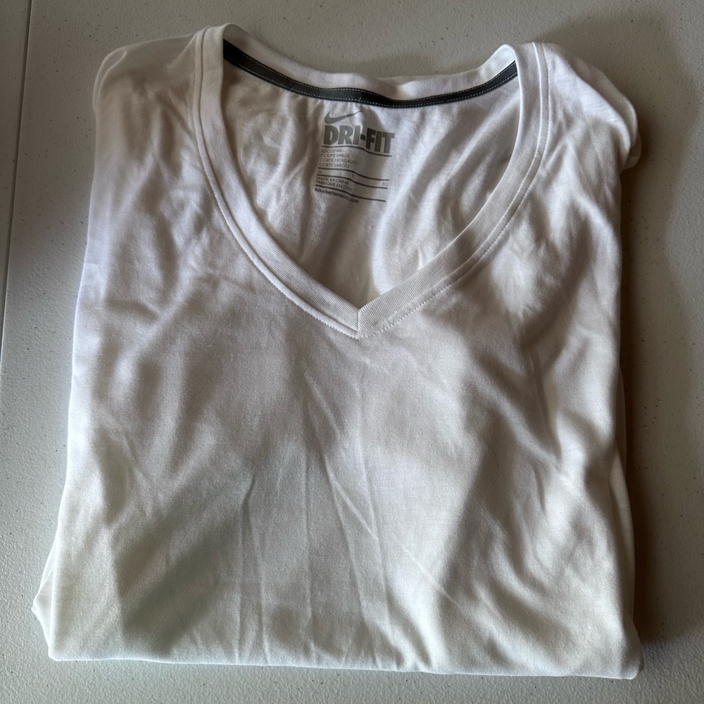 Women’s Nike dri fit tee xl white v neck